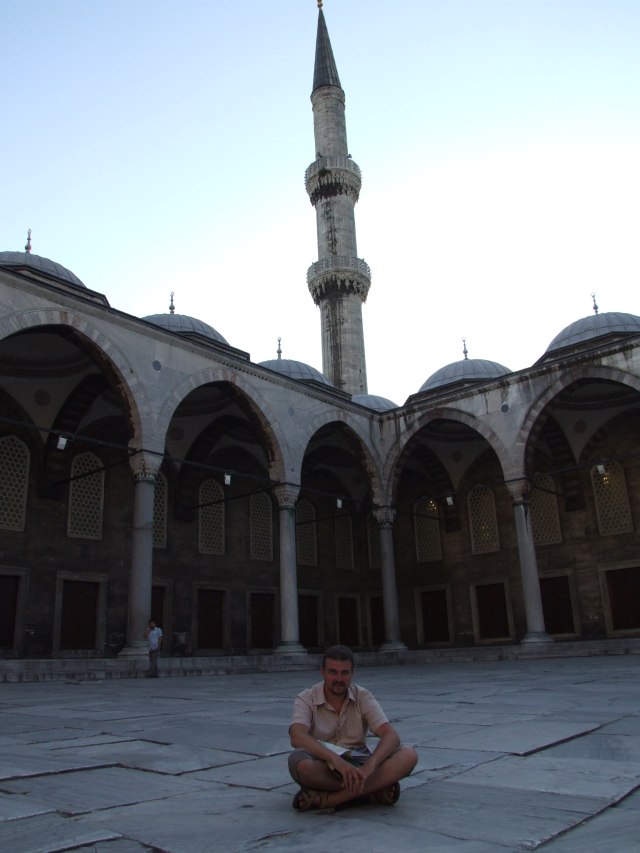 Во дворе Голубой мечети
